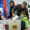 Cử tri Armenia bỏ phiếu tại một điểm bầu cử trong cuộc tổng tuyển cử tại Yerevan, Armenia ngày 9/12/2018. (Ảnh: AFP/TTXVN)