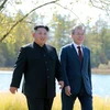 Nhà lãnh đạo Triều Tiên Kim Jong-un (trái) và Tổng thống Hàn Quốc Moon Jae-in tại cuộc gặp ở Samjiyon, Triều Tiên ngày 20/9/2018. (Ảnh: Yonhap/TTXVN)
