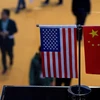 Cờ Mỹ (trái) và cờ Trung Quốc (phải) tại một gian hàng ở Hội chợ nhập khẩu quốc tế Trung Quốc (CIIE), Thượng Hải ngày 6/11/2018. (Ảnh: AFP/TTXVN)