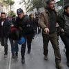 Cảnh sát Thổ Nhĩ Kỳ bắt giữ các đối tượng tình nghi có liên hệ với lực lương ủng hộ giáo sỹ Guleni tại Ankara. (Ảnh: AFP/TTXVN)