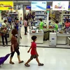 Người dân mua sắm tại một siêu thị ở Seoul, Hàn Quốc. AFP/TTXVN