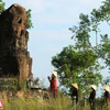 Bí ẩn cột đá chùa Dạm tạo sức hút kỳ diệu với du khách thập phương