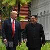 Tổng thống Mỹ Donald Trump (trái) và Nhà lãnh đạo Triều Tiên Kim Jong-un tại cuộc gặp lịch sử ở Sentosa, Singapore ngày 12/6. (Nguồn: AFP/TTXVN)