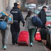 Cảnh sát Đức đưa người tị nạn trở lại sân bay. (Nguồn: rumoursaboutgermany.info)