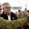 Thủ tướng Scott Morrison (áo đen) chụp ảnh chung với binh sỹ Australai tại khu quân sự tại tỉnh Taji. (Nguồn: AP)