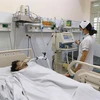 Nạn nhân bị thương đang được điều trị tại bệnh viện Long Khánh. (Ảnh: Lê Xuân/TTXVN)