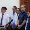 Bị cáo Phạm Công Danh (áo xanh đứng giữa) tại phiên tòa ngày 12/12/2018. (Ảnh: Thành Chung/TTXVN)