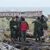 Lực lượng cứu hộ tìm kiếm nạn nhân sau thảm họa sóng thần tại Pandeglang, tỉnh Banten, Indonesia ngày 24/12/2018. (Ảnh: THX/TTXVN)