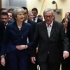 Chủ tịch Ủy ban châu Âu Jean-Claude Juncker (giữa) và Thủ tướng Anh Theresa May (trái) tại Brussels, Bỉ. (Ảnh: AFP/TTXVN)