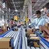Nhân viên của Amazon tại Ấn Độ quét mã hàng hóa tại Bangalore. (Nguồn: AFP)