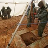 Binh sỹ Israel phá hủy đường hầm xuyên biên giới từ Liban sang lãnh thổ Israel. (Ảnh: AFP/TTXVN)