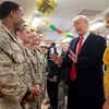  Tổng thống Mỹ Donald Trump (thứ 2, phải) tại căn cứ không quân Al Asad trong chuyến thăm bất ngờ tới Iraq, ngày 26/12/2018. (Ảnh: AFP/TTXVN)