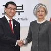 Ngoại trưởng Hàn Quốc Kang Kyung-wha và người đồng cấp Nhật Bản Taro Kono. (Nguồn: Kyodo)