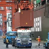 Xếp dỡ hàng hóa tại cảng ở thủ đô Tokyo, Nhật Bản. (Ảnh: AFP/TTXVN)
