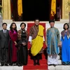 Đại sứ và các cán bộ Đại sứ quán chụp ảnh cùng Quốc vương Bhutan sau lễ trình Quốc thư. (Ảnh: Huy Lê/Vietnam+)