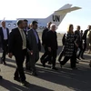  Đặc phái viên Martin Griffiths (giữa) tới sân bay Quốc tế ở thủ đô Sanaa, Yemen ngày 5/1. (Ảnh: AFP/TTXVN)