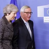 Thủ tướng Anh Theresa May (trái) và Chủ tịch Ủy ban châu Âu Jean-Claude Juncker thảo luận về Brexit tại Brussels, Bỉ ngày 11/12/2018. (Ảnh: THX/TTXVN)
