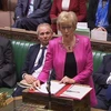 Chủ tịch Hạ viện Anh Andrea Leadsom (giữa) tại phiên họp của Hạ viện ở London. (Ảnh: AFP/TTXVN)