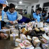 Công nhân đóng gói hàng hóa tại một công ty chuyển phát ở tỉnh Giang Tô, miền Đông Trung Quốc. (Ảnh: THX/TTXVN)
