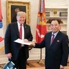 Tổng thống Mỹ Donald Trump (trái) nhận lá thư của nhà lãnh đạo Triều Tiên Kim Jong-un từ ông Kim Yong-chol, Phó Chủ tịch Ban chấp hành Trung ương đảng Lao động Triều Tiên đang ở thăm Washington DC., ngày 19/1/2019. (Ảnh: Yonhap/TTXVN)