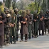 Lực lượng an ninh áp giải các tay súng Taliban tình nghi tại Jalalabad, Afghanistan, ngày 23/1. (Ảnh: AFP/TTXVN)