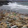 Rác thải nhựa trôi dạt vào bờ biển ở Ouzai, phía nam Beirut, Liban ngày 19/7/2018. (Ảnh: AFP/TTXVN)