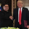 Tổng thống Mỹ Donald Trump (phải) và nhà lãnh đạo Triều Tiên Kim Jong Un tại hội nghị thượng đỉnh ở Singapore ngày 12/6/2018. (Ảnh: AFP/TTXVN)