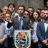 Thủ lĩnh phe đối lập Juan Guaido (giữa, phía trước), người tự phong là “Tổng thống lâm thời” phát biểu trong cuộc biểu tình của đám đông ủng hộ lực lượng đối lập tại Chacao, phía Đông thủ đô Caracas ngày 25/1/2019. (Ảnh: AFP/TTXVN)