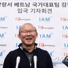 Huấn luyện viên Park Hang Seo tươi cười trả lời phỏng vấn ngay khi vừa về tới Hàn Quốc. (Nguồn: Chosun)