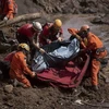 Lực lượng cứu hộ chuyển thi thể nạn nhân trong vụ vỡ đập hồ chứa chất thải tại thị trấn Brumadinho, bang Minas Gerais, Brazil, ngày 28/1/2019. (Ảnh: AFP/TTXVN)