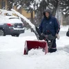 Người dân dọn tuyết trên đường phố tại Saugus, Massachusetts, Mỹ. (Ảnh: AFP/TTXVN)