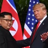 Tổng thống Mỹ Donald Trump (phải) và nhà lãnh đạo Triều Tiên Kim Jong-un tại hội nghị thượng đỉnh ở Singapore ngày 12/6/2018. (Ảnh: AFP/TTXVN)
