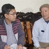 Cựu chiến binh Nguyễn Văn Kim (bên phải) đang kể lại những ký ức hào hùng về Cuộc chiến đấu bảo vệ biên giới phía Bắc. (Ảnh: TTXVN phát)