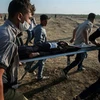 Chuyển người biểu tình Palestine bị thương trong xung đột với binh sỹ Israel tại khu vực biên giới Dải Gaza với Israel ngày 15/5/2018. (Nguồn: THX/TTXVN)