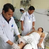 Các nạn nhân bị thương đang được cấp cứu điều trị tại Bệnh viện Đa khoa tỉnh Khánh Hòa. (Ảnh: Phan Sáu/TTXVN)