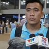 Tiền vệ Bùi Tiến Dụng trả lời phỏng vấn phóng viên báo chí tại sân bay Phnom Penh. (Ảnh: Nhóm phóng viên TTXVN tại Campuchia)