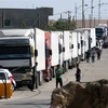 Đoàn xe chở hàng viện trợ cho người tị nạn Syria tại khu vực Jabir As Sirhan ở biên giới Jordan-Syria. (Ảnh: THX/TTXVN)