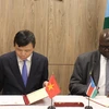 Đại sứ Đặng Đình Quý, Trưởng phái đoàn đại diện Việt Nam tại Liên hợp quốc và Đại sứ Akuei Bona Malwal, Trưởng phái đoàn đại diện Nam Sudan tại Liên hợp quốc ký kết thiết lập quan hệ ngoại giao. (Ảnh: Hữu Thanh/TTXVN)