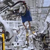 Robot hàn đang làm việc trong xưởng hàn thân xe tại Tổ hợp sản xuất ôtô VinFast. ( Ảnh: PV)