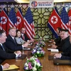 Tổng thống Mỹ Donald Trump (thứ 3, trái) và Chủ tịch Triều Tiên Kim Jong-un (thứ 2, phải) tại cuộc họp mở rộng với các quan chức hai nước trong ngày thứ hai của Hội nghị thượng đỉnh Mỹ-Triều lần hai ở Hà Nội ngày 28/2/2019. (Ảnh: AFP/ TTXVN)
