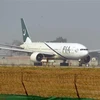 Máy bay của hãng hàng không quốc tế Pakistan (PIA) tại sân bay ở Islamabad, Pakistan. (Ảnh: AFP/TTXVN)