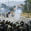 Người biểu tình ủng hộ phe đối lập xung đột với Lực lượng biên phòng Venezuela tại cây cầu quốc tế ở thành phố San Antonio del Tachira, giáp giới Colombia ngày 24/2/2019. (Ảnh: AFP/TTXVN) 