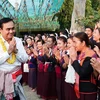 Thủ tướng Thái Lan Prayut Chan-O-Cha (trái) trong chuyến thăm Mukdahan,Thái Lan, ngày 6/2. (Ảnh: AFP/TTXVN)