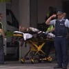 Chuyển một nạn nhân sau vụ xả súng đền thờ Hồi giáo ở Christchurch ngày 15/3/2019. (Ảnh: AFP/TTXVN)