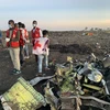 Lực lượng cứu hộ thu thập mảnh vỡ tại hiện trường vụ rơi máy bay Boeing 737 MAX 8 của Hãng hàng không Ethiopian Airlines gần thủ đô Addis Ababa, Ethiopia ngày 10/3/2019. (Ảnh: AFP/TTXVN)