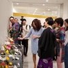 Nghệ nhân Ikenobo Mika, thành viên gia tộc Ikenobo, đang đánh giá các tác phẩm của nghệ nhân Ngọc Linh. (Ảnh: Cẩm Tuyến/Vietnam+)