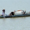 Ngư dân đánh bắt cá trên sông Mekong. (Ảnh: AFP/TTXVN)