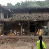 Mái ngói một ngôi nhà bị hư hại sau trận động đất ở Trung Quốc. (Ảnh: THX/TTXVN)