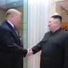 Tổng thống Mỹ Donald Trump (trái) và Chủ tịch Triều Tiên Kim Jong Un (phải) tại cuộc gặp ở Hà Nội ngày 28/2. (Ảnh: AFP/TTXVN)