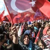 Những người ủng hộ Tổng thống Tayyip Erdogan vẫy quốc kỳ trong chiến dịch vận động tranh cử ở Istanbul, Thổ Nhĩ Kỳ ,ngày 30/3. (Ảnh: AFP/TTXVN)
